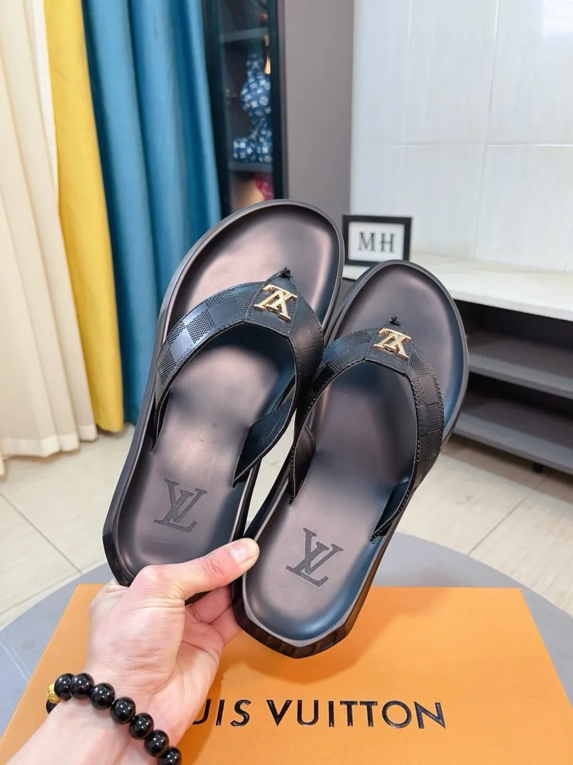 Men's shoes 💰260🌹🌹 (lv-Louis Vuitton) new men's sandals, high-end boutique, exquisite embossed logo decoration on the upper, fine workmanship, super soft soles, casual, loose and comfortable, a must-have in summer! \nsize：38-44